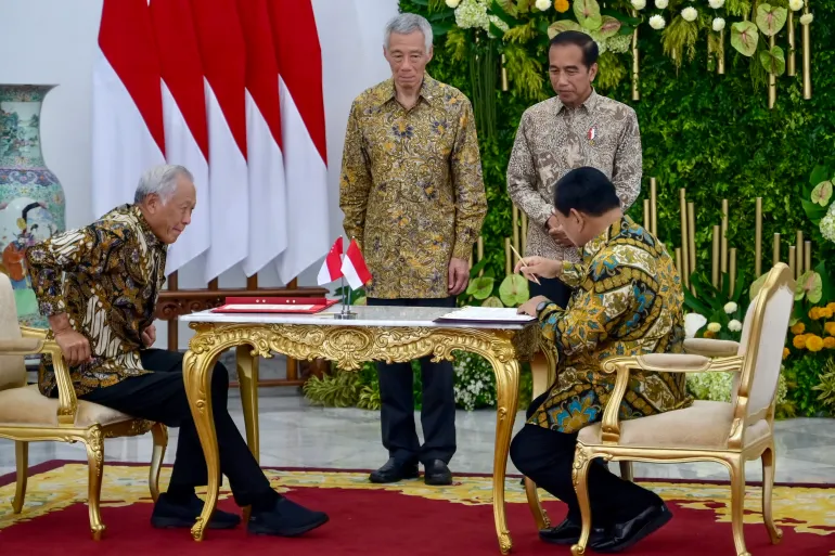 Singapore’s then-Prime Minister Lee Hsien Loong and his Minister for Defence Ng Eng Hen (left) wear batik on an official visit to Jakarta in April this year [Bay Ismoyo/AFP]